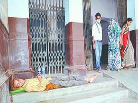 amit is on stairs in SN Medical College since 10 days